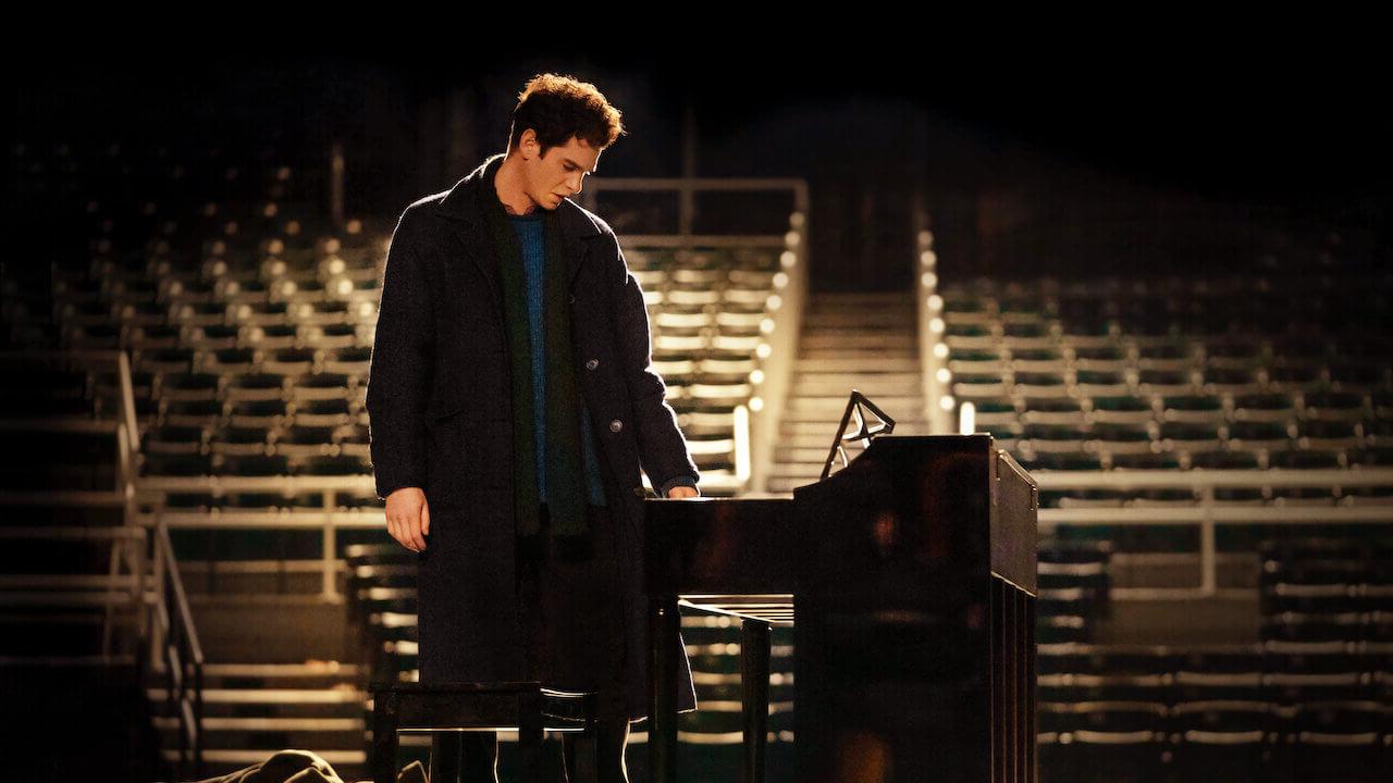 Andrew Garfield suona il pianoforte