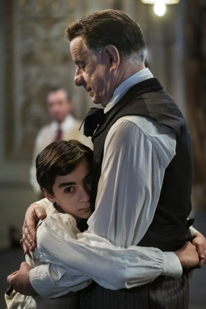 Alessandro Manna nel ruolo del piccolo Eduardo De Filippo abbraccia il padre.
