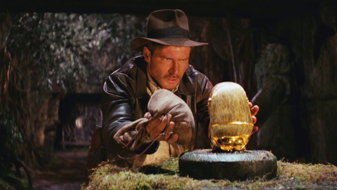 Indiana Jones prende l'artefatto sostituendolo con un sacchetto di sabbia