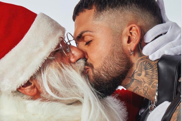 Babbo Natale bacia un uomo