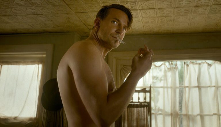 Bradley Cooper a torso nudo in La fiera delle illusioni