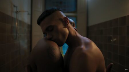 Mahmood nel video di Brividi scena gay