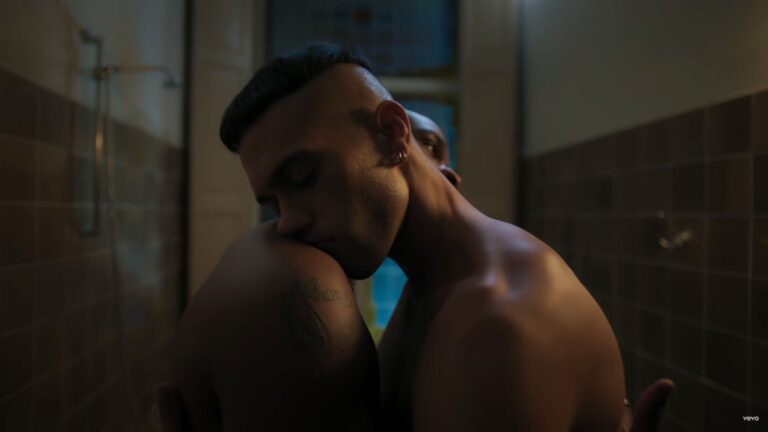 Mahmood nel video di Brividi scena gay