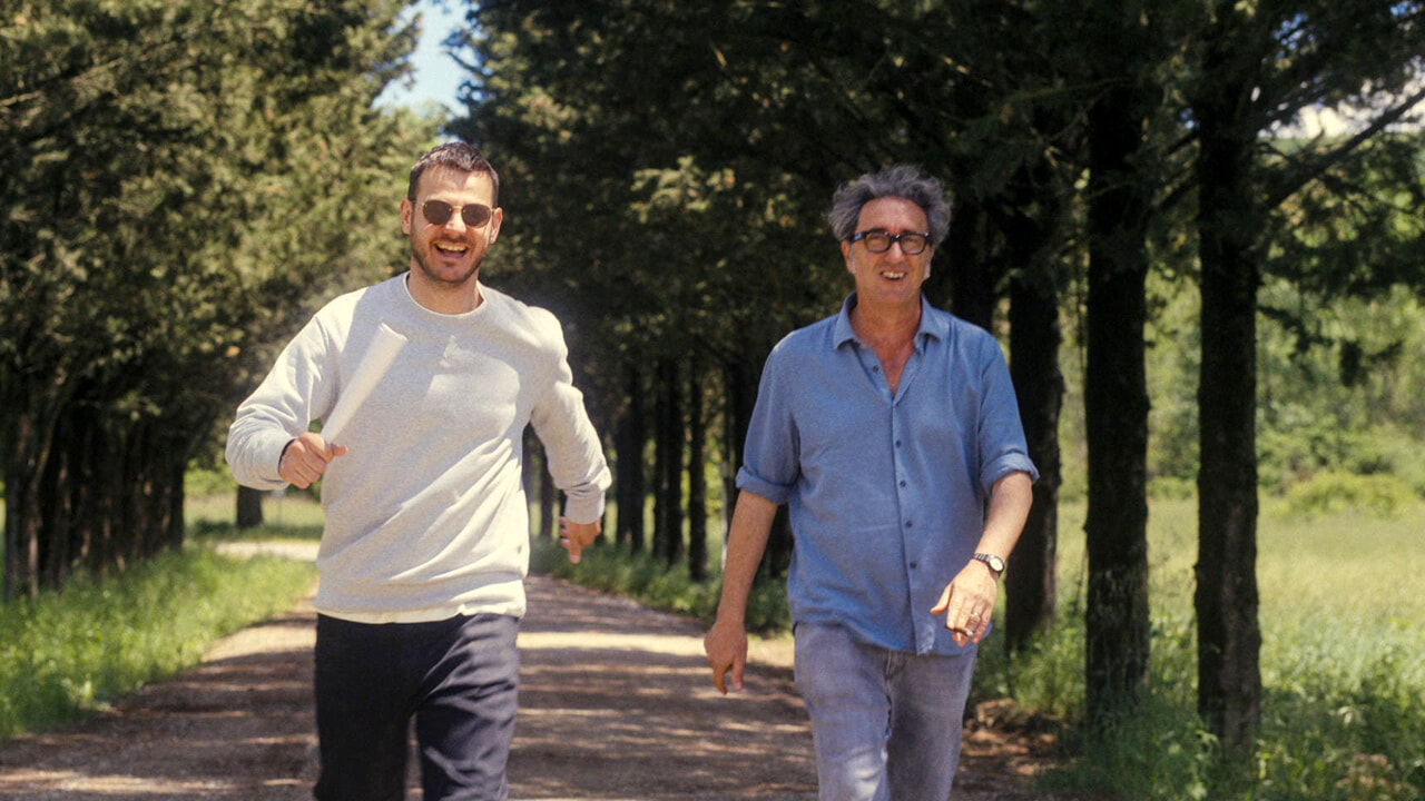 Alessandro Cattelan cammina con Paolo Sorrentino