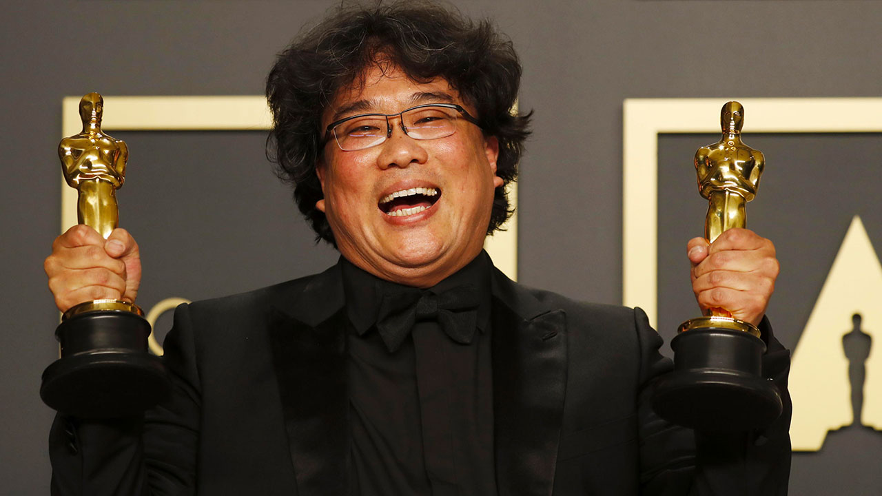 Bong Joon-ho con gli Oscar in mano