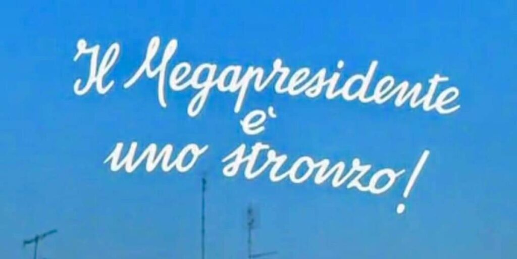 Fantozzi contro tutti: la scritta Il mega presidente è uno stronzo