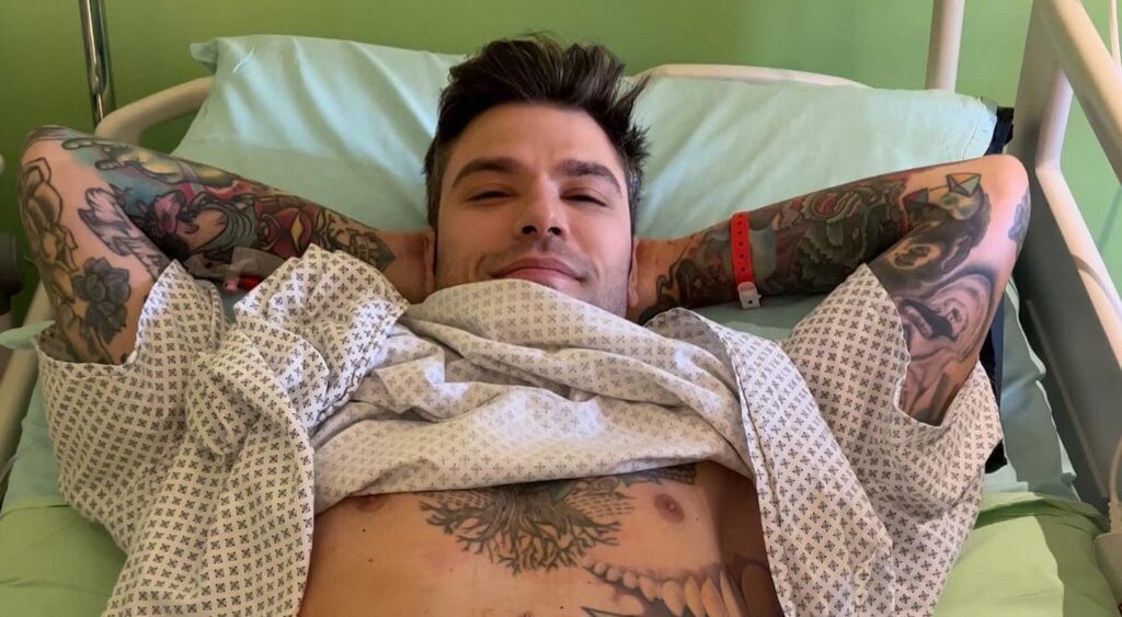 Fedez in ospedale dopo l'operazione