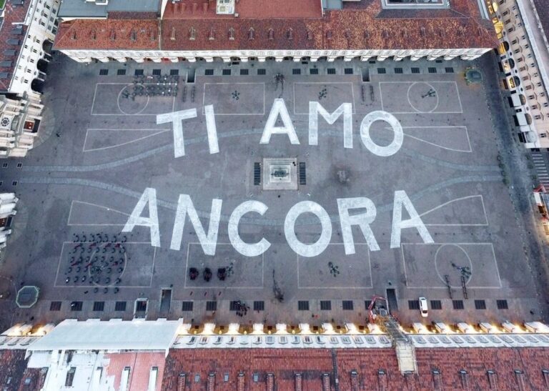 Ti amo ancora, la scritta a Torino a Piazza San Carlo
