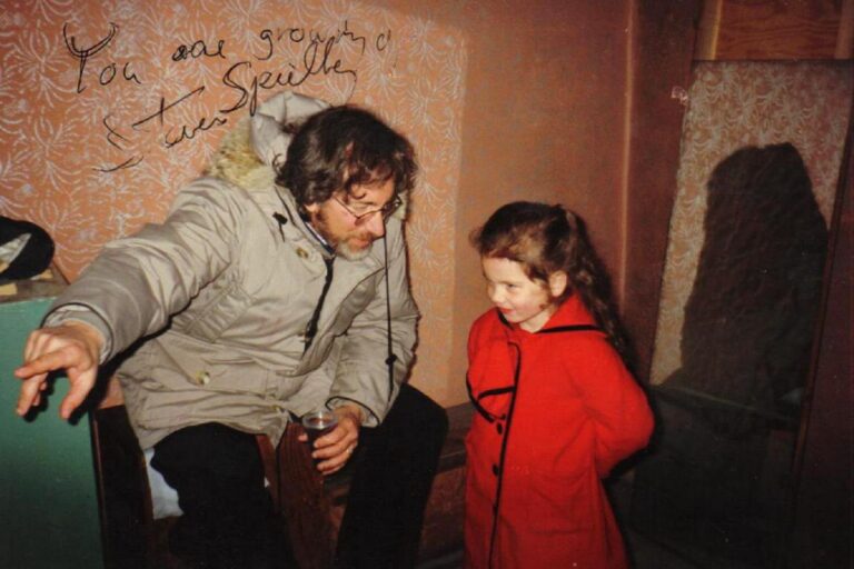 Steven Spielberg e la bambina col cappotto rosso sul set di Schindler's List