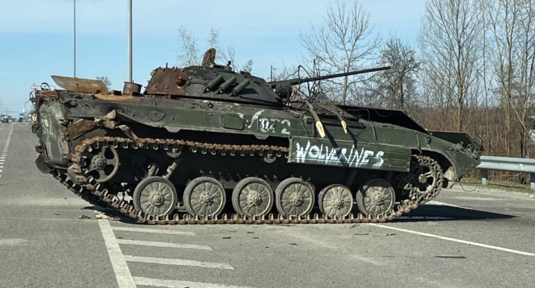 Carro Armato russo in Ucraina, con la scritta Wolverines