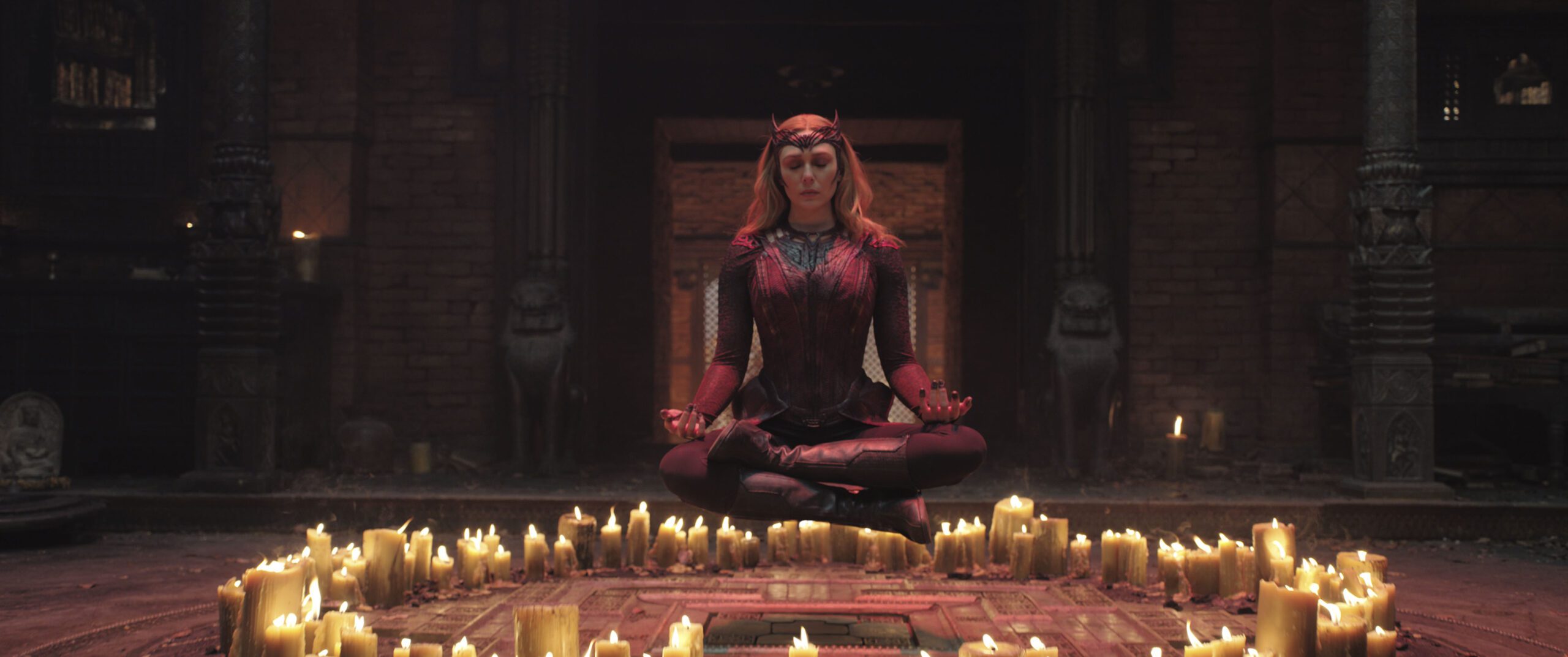 Elizabeth Olsen nel ruolo di scarlet witch in doctor strange nel multiverso della follia
