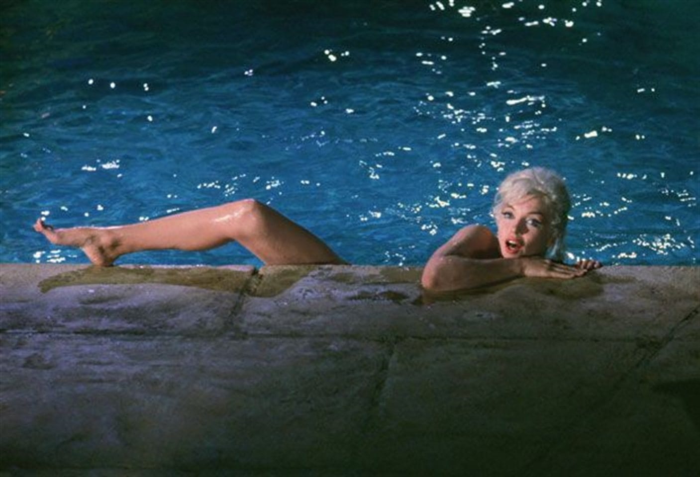 Marilyn Monroe nuda in piscina