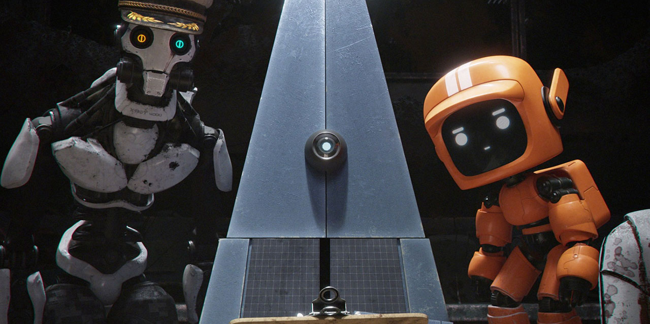 Due robot e un monolite guardano in camera