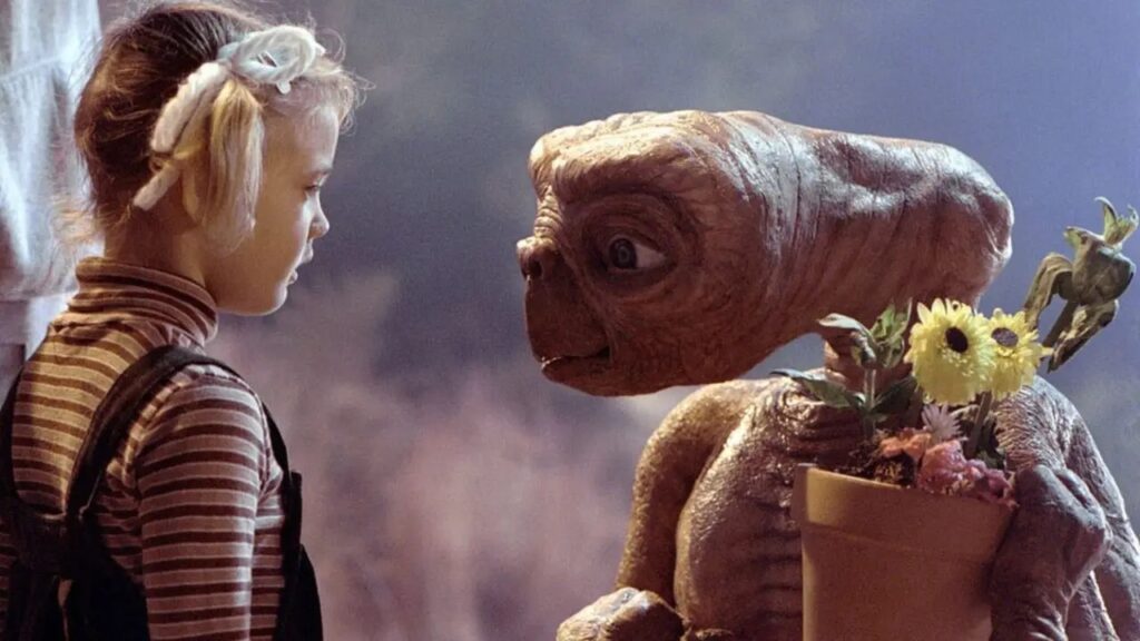 Mary (Drew Barrymore) saluta E.T. in una scena di E.T. L'extra-terrestre