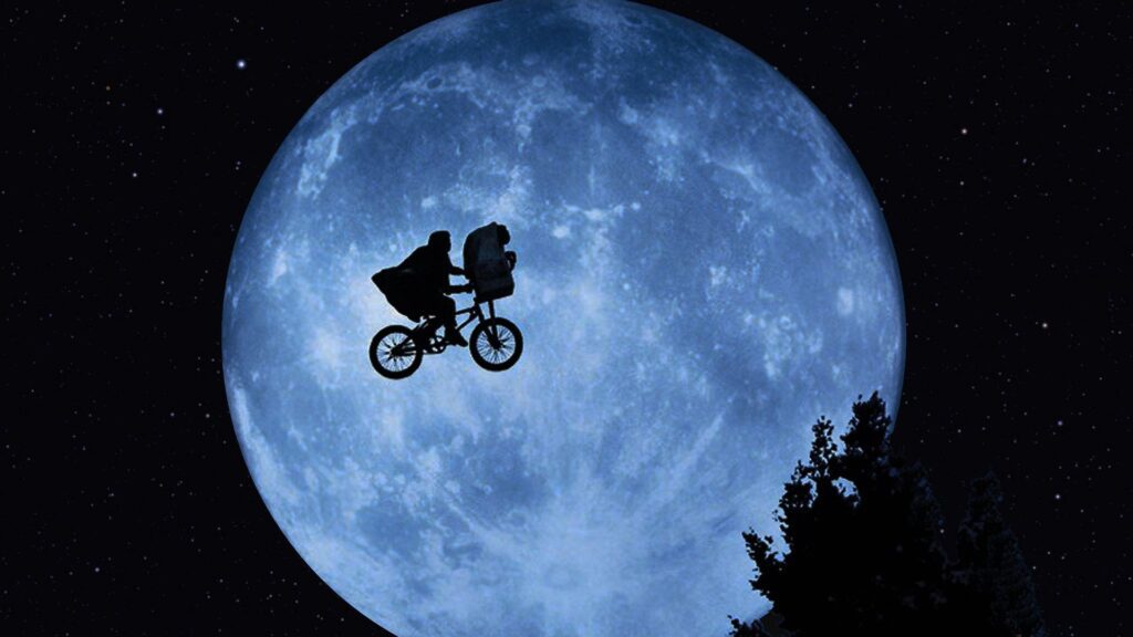 La celebre scena di E.T. L'extra-terrestre della bicicletta volante di fronte alla luna