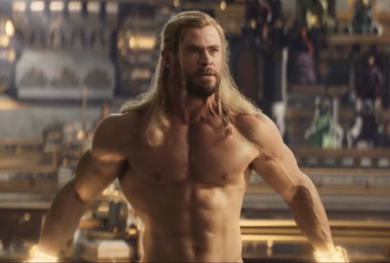 Thor Love and Thunder: Chris Hemsworth a petto nudo