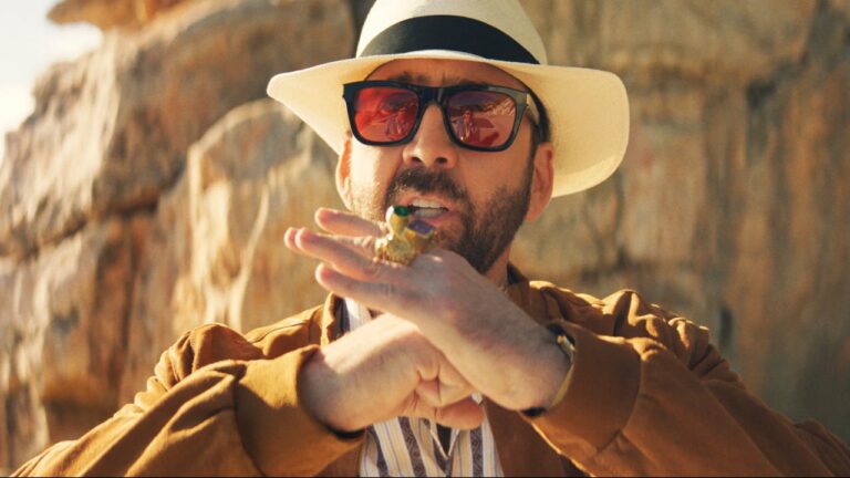 Nicolas Cage con cappello fa il suo saluto marziale