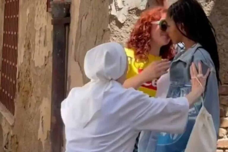 Bacio tra ragazze a Napoli