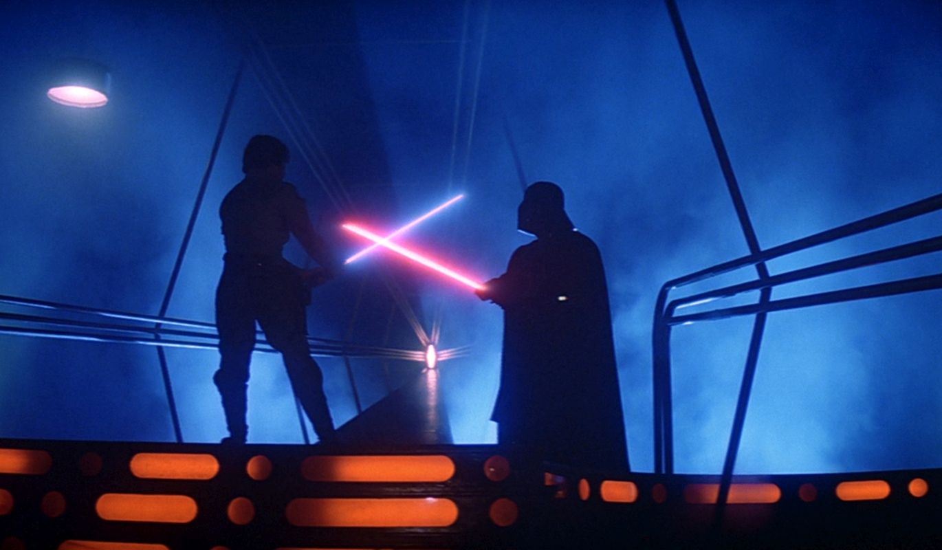 luke skywalker e darth vader in un duello di star wars l'impero colpisce ancora
