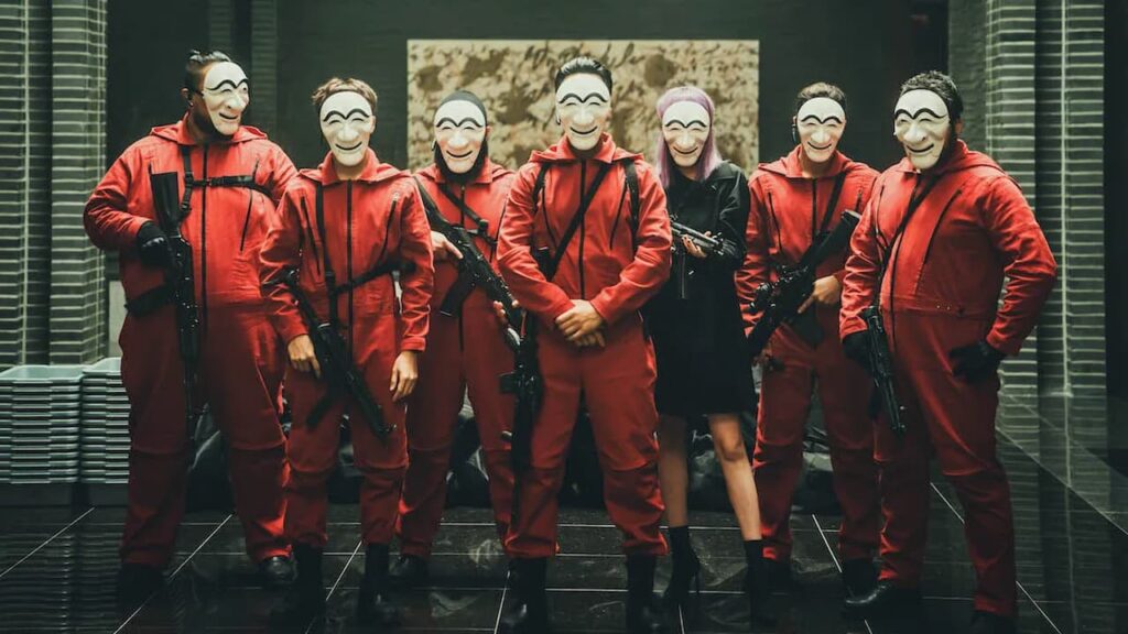I protagonisti vestiti di rosso con le maschere ne La casa di Carta Corea