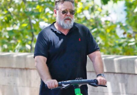 Russell Crowe monopattino