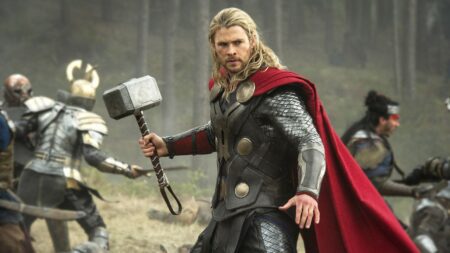 Thor che imbraccia il suo martello