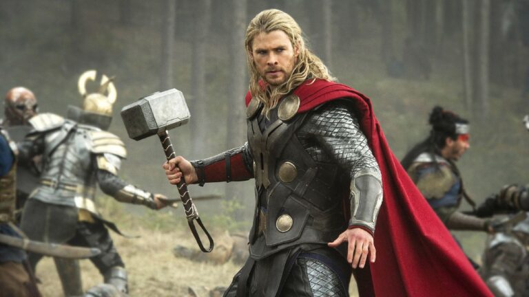 Thor che imbraccia il suo martello