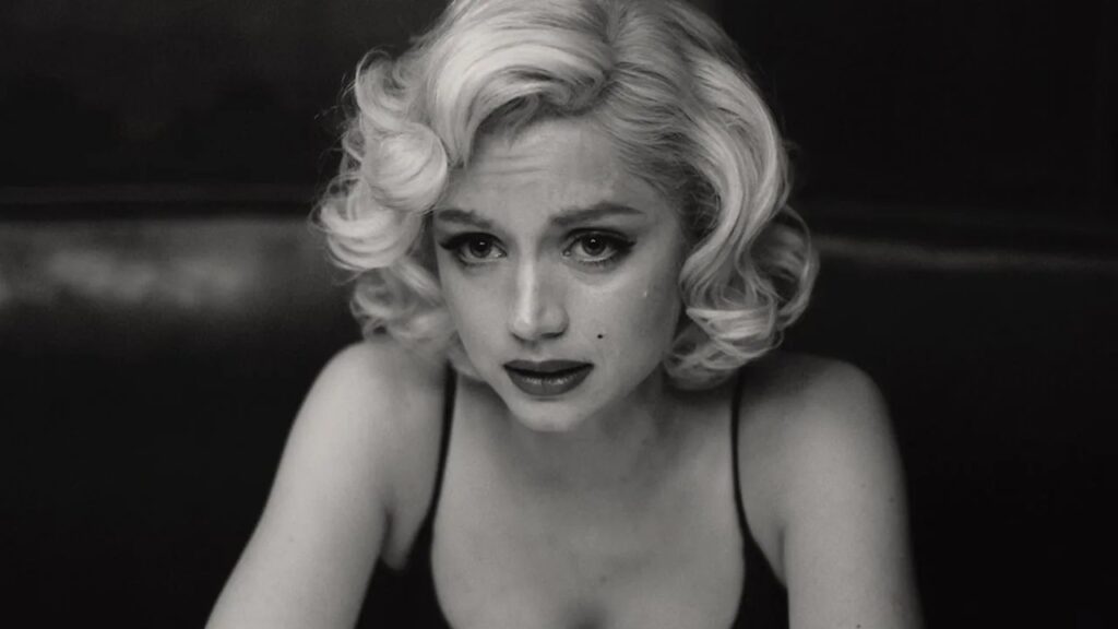 Frame che raffigura Ana de Armas in Blonde nei panni di Marilyn Monroe.