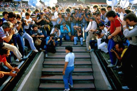 un'immagine di diego maradona