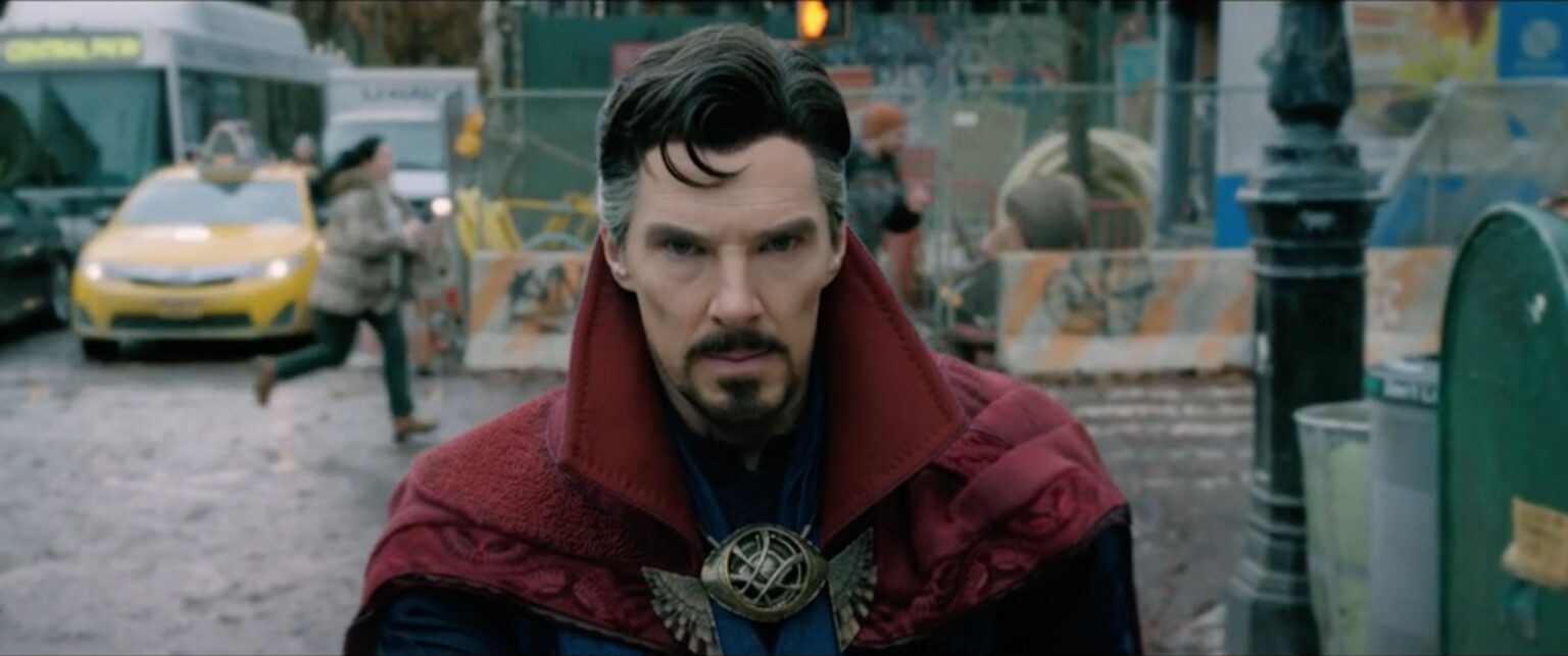 Frame che raffigura Benedict Cumberbatch nei panni di Doctor Strange.