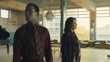 Frame che ritrae Micheal Ward e Olivia Colman in Empire of Light