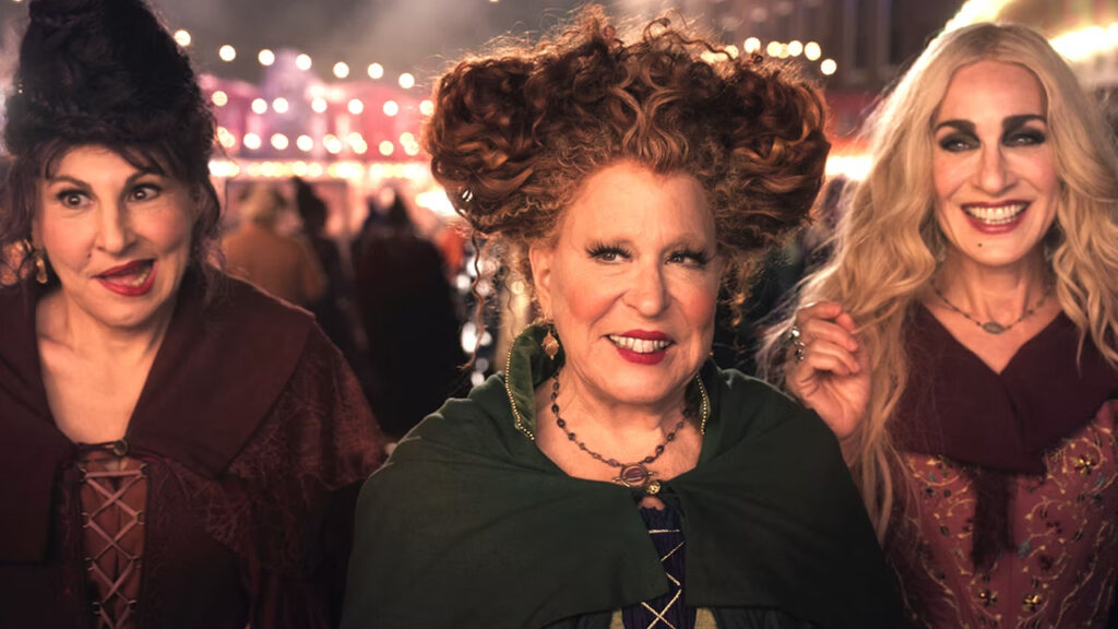 Le sorelle Sanderson in una scena di Hocus Pocus 2