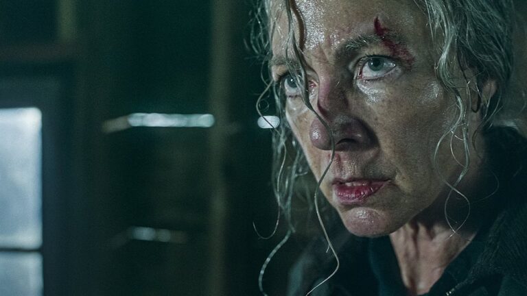 Allison Janney in una scena di Lou