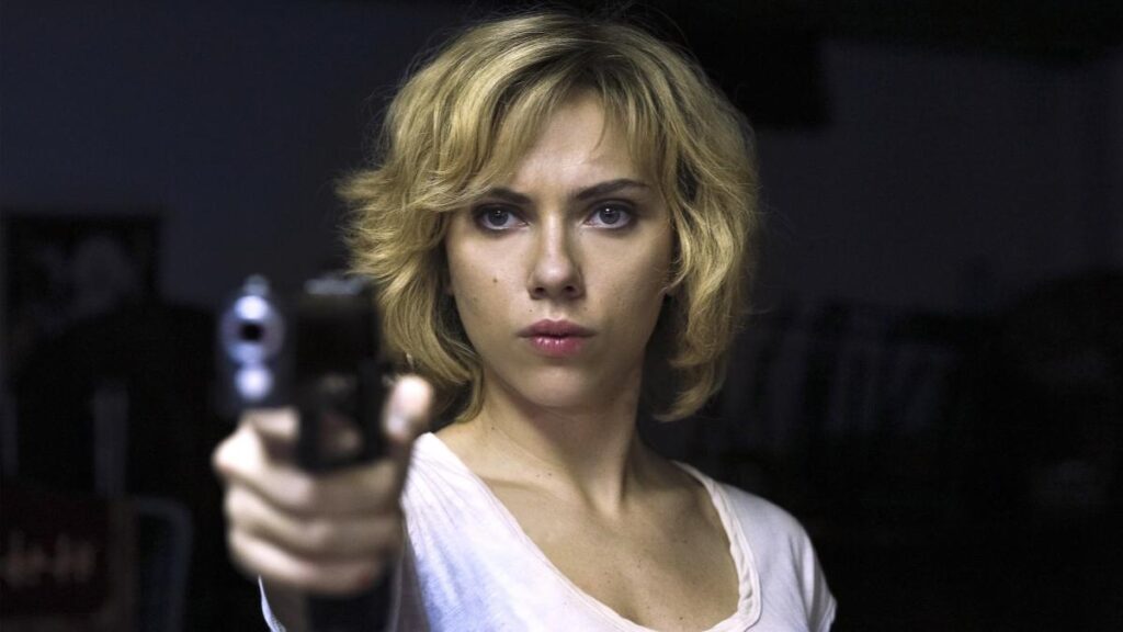 Lucy Scarlett Johansson in una scena del film