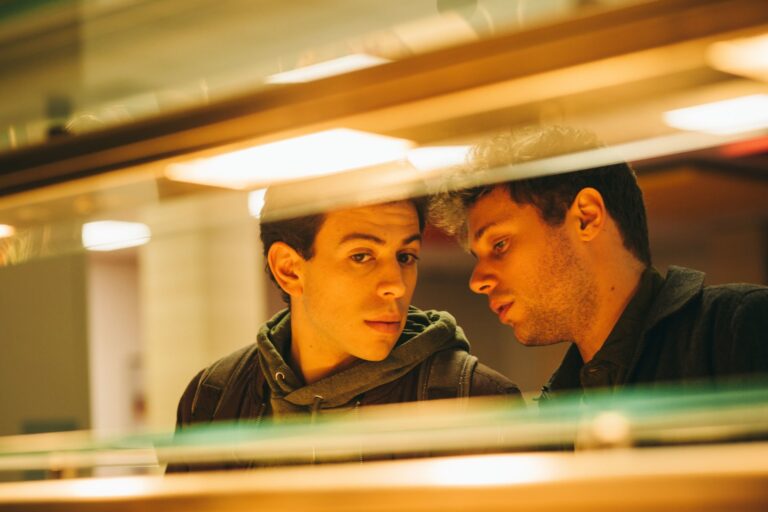 Frame che raffigura i personaggi di Elia e Giovanni in Skam 5.