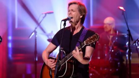 Kevin Bacon suon al The Tonight Show