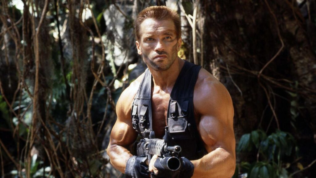 Arnold Schwarzenegger in una scena di Predator