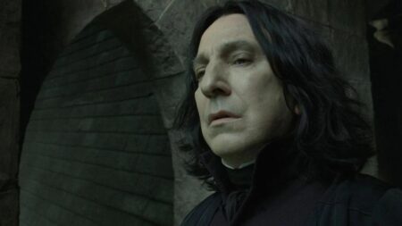 Frame che ritrae Alan Rickman nei panni di Severus Piton