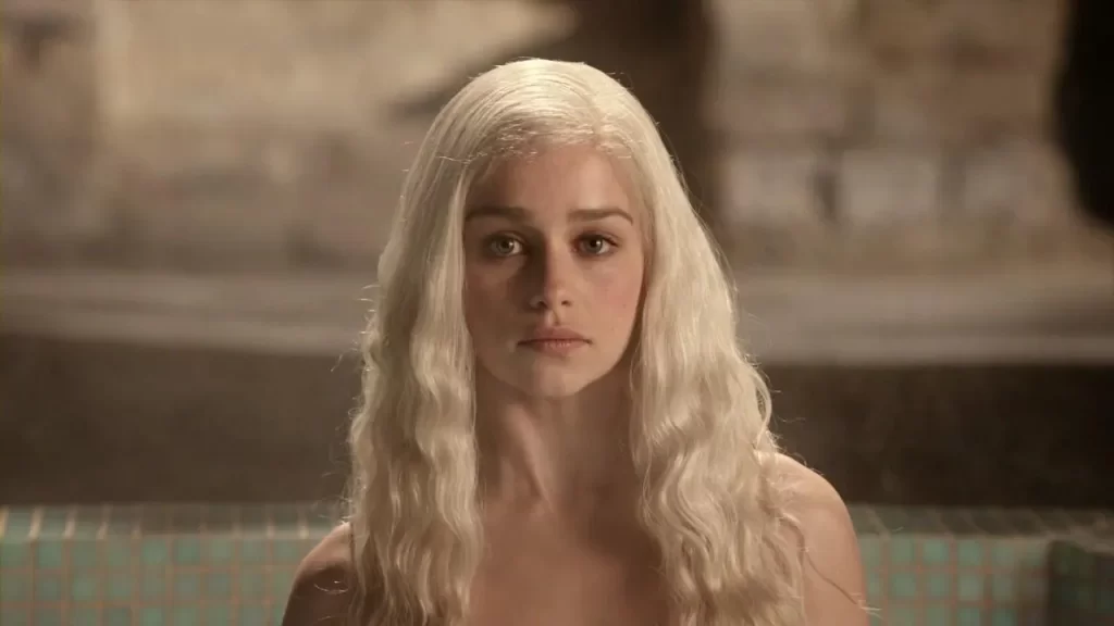 Emilia Clarke è Danerys Targaryen nella stagione 1 de Il trono di spade