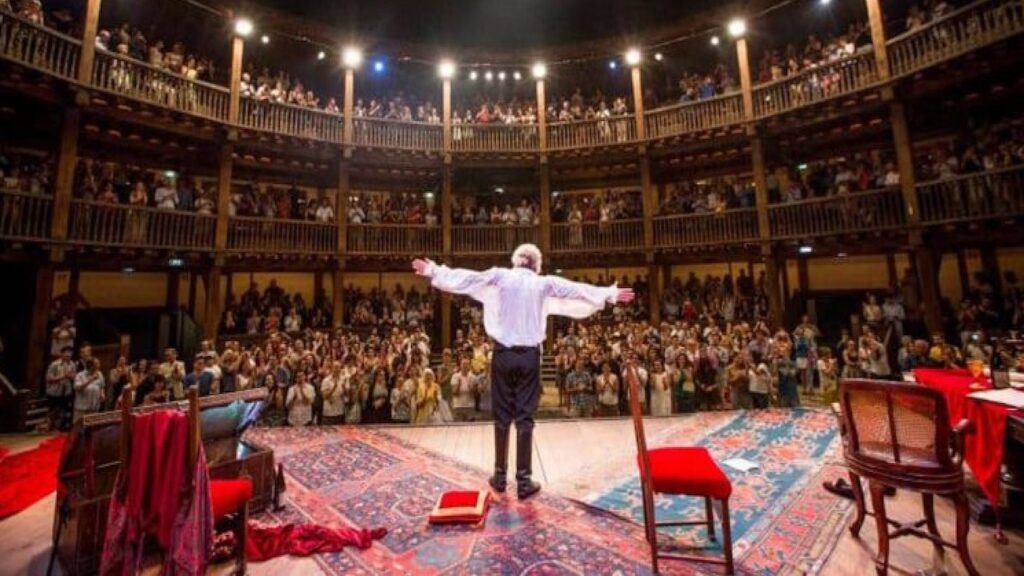 Gigi Proietti sul palco del Globe Theatre