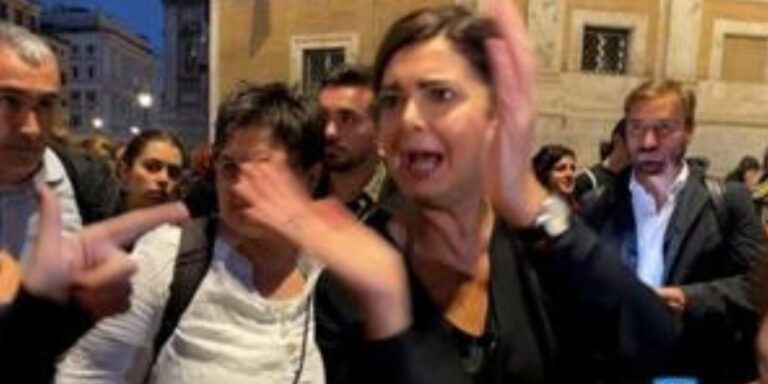 Diritto all’aborto, Laura Boldrini contestata alla manifestazione: “Vada via!” (VIDEO) Laura Boldrini contestata alla manifestazione pro aborto