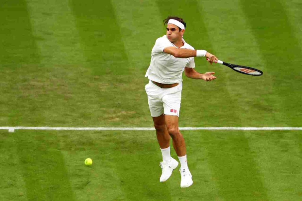 Roger Federer nel giardino di Wimbledon