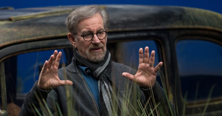Immagine che raffigura Steven Spielberg sul set