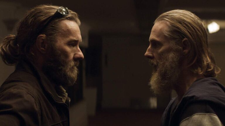 Joel Edgerton e Sean Harris in una scena di The Stranger