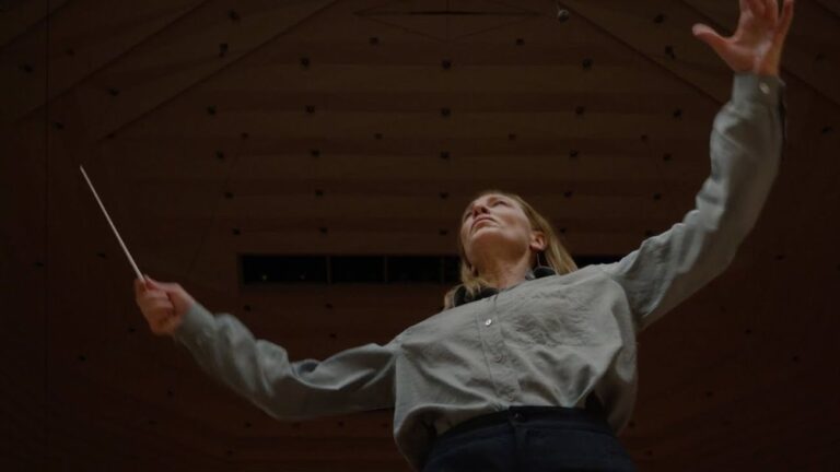 Cate Blanchett dirige un'orchestra in Tar
