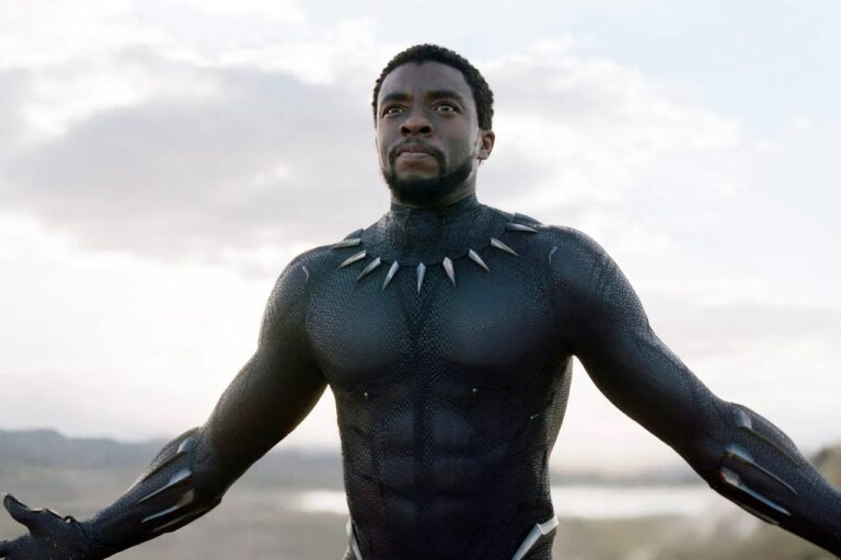 Frame che raffigura Chadwick Boseman in Black Panther