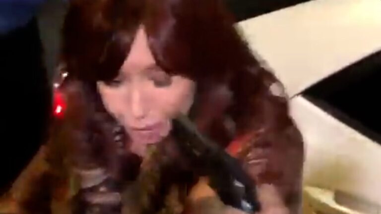 Cristina Kirchner, pistola puntata in faccia alla vicepresidente argentina: “Tentato omicidio” (VIDEO) Cristina Kirchner con la pistola puntata in faccia