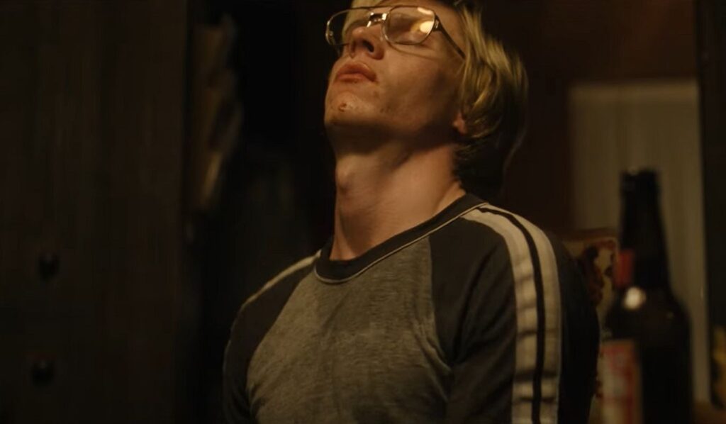 Evan Peters è Jeffrey Dahmer in una scena della serie Netflix