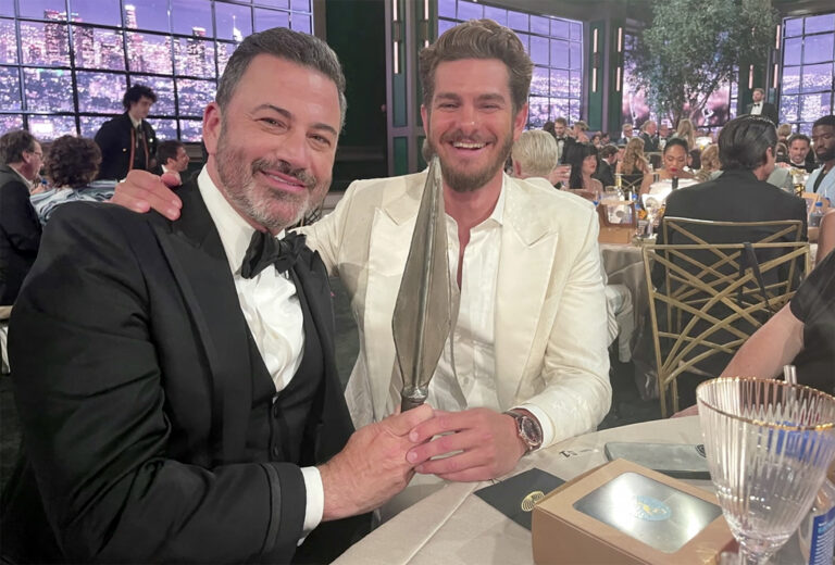 Una foto di Jimmy Kimmel e Andrew Garfield agli Emmy 2022