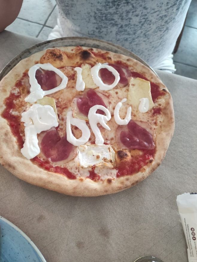 Pizza con bestemmia scritta